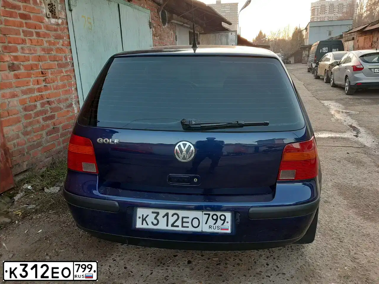 Фото автомобиля VOLKSWAGEN GOLF, 2001 — госномер К312ЕО799. Цвет: ТЕМНО-СИНИЙ