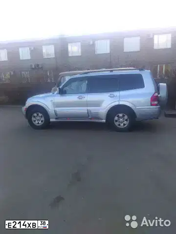 Фото автомобиля MITSUBISHI MONTERO, 2004 — госномер Е214ХВ38. Цвет: Серебристый