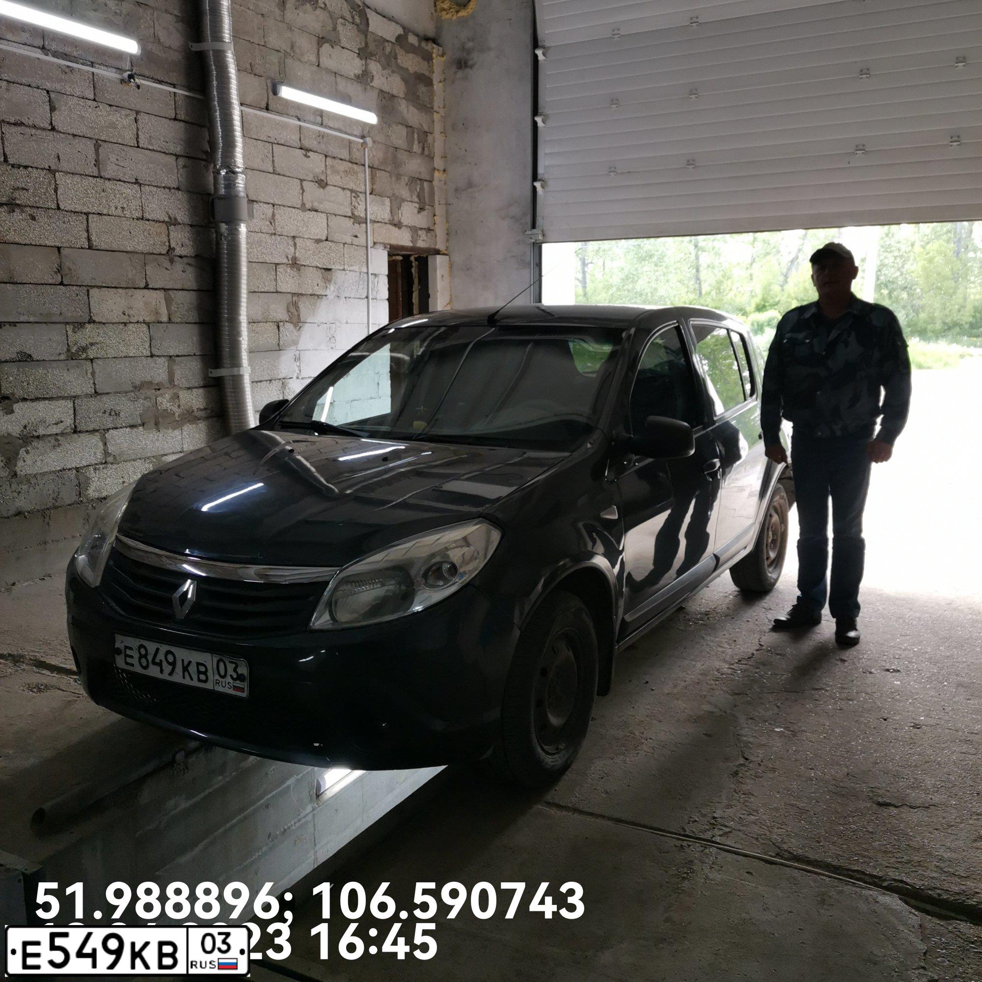 Фото автомобиля RENAULT SANDERO, 2010 — госномер В202НА03. Цвет: ТЕМНО-СЕРЫЙ