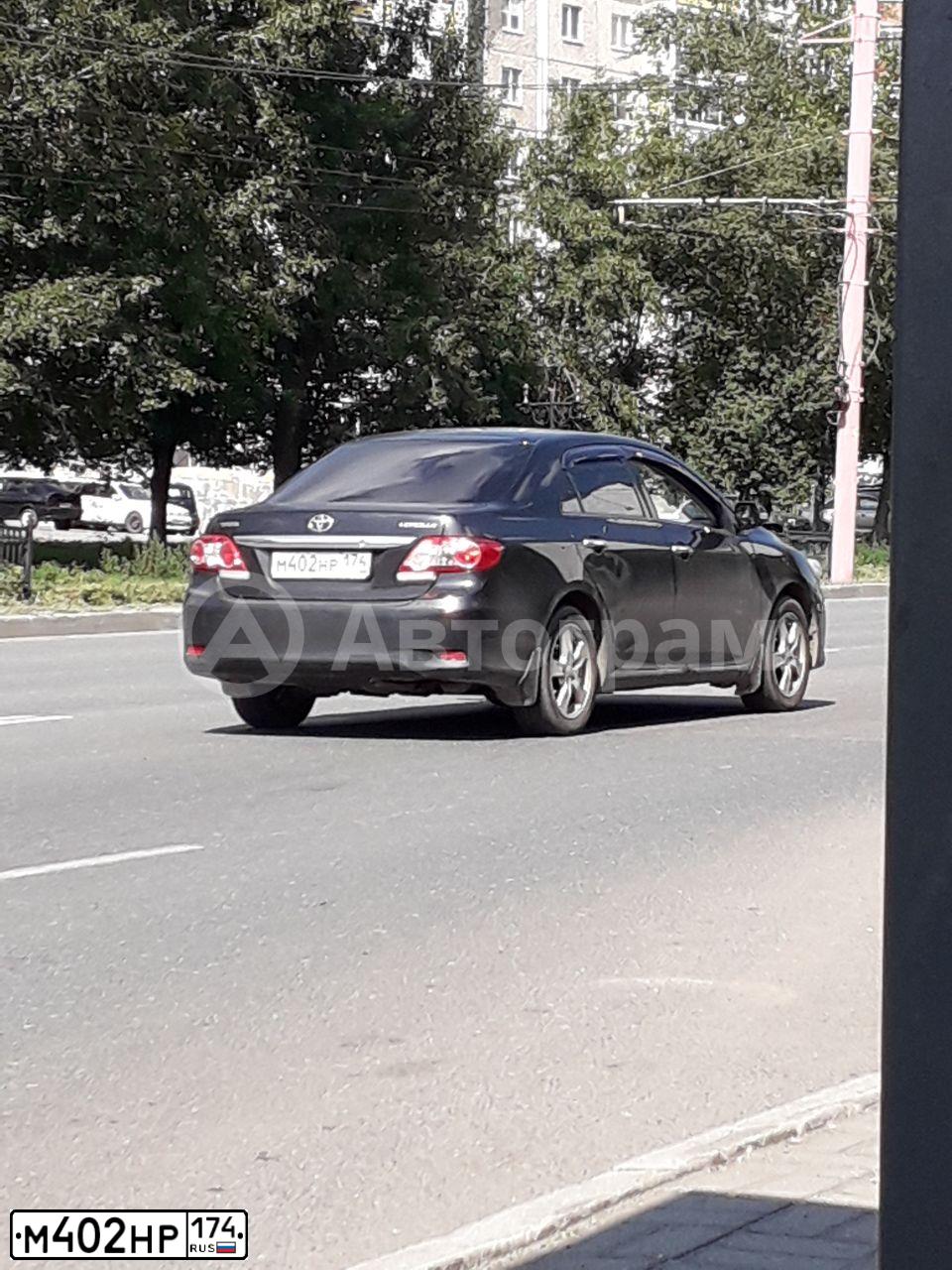 Фото автомобиля TOYOTA COROLLA, 2011 — госномер М402НР174. Цвет: ЧЕРНЫЙ