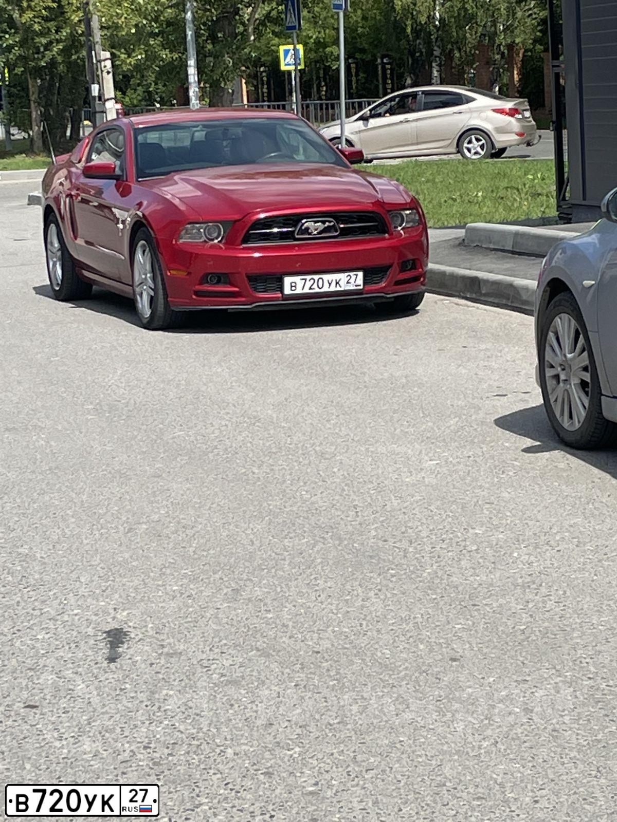 Фото автомобиля FORD MUSTANG, 2012 — госномер В720УК27. Цвет: КРАСНЫЙ