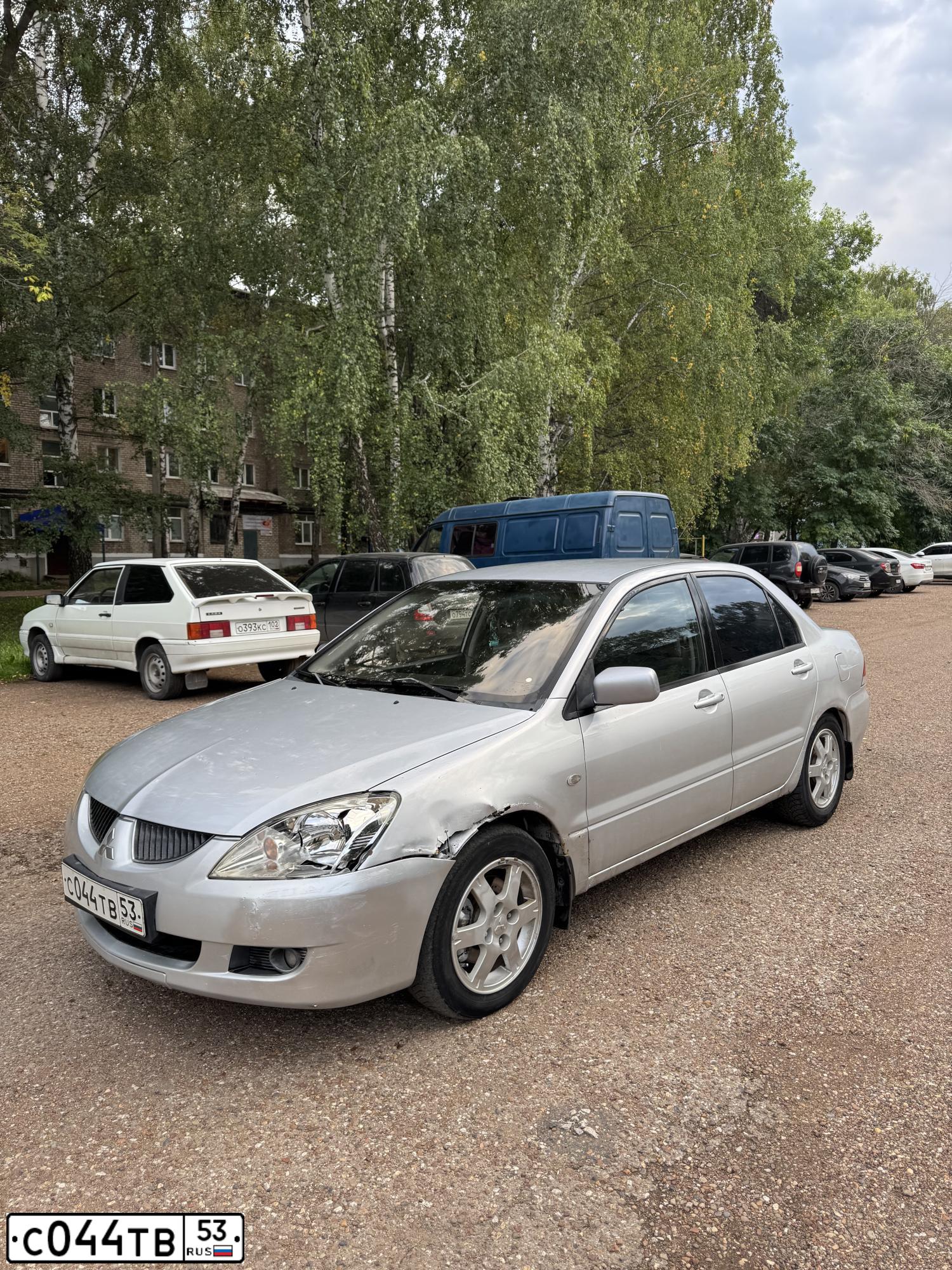 Фото автомобиля MITSUBISHI LANCER, 2003 — госномер С044ТВ53. Цвет: СЕРЕБРИСТЫЙ