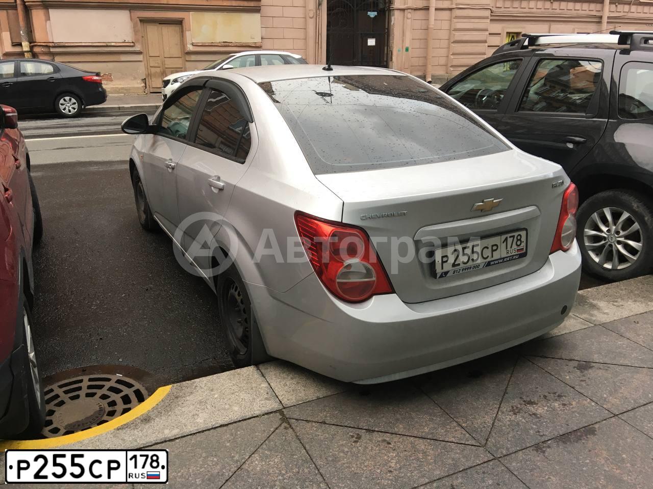 Фото автомобиля CHEVROLET AVEO, 2013 — госномер Р255СР178. Цвет: СЕРЕБРИСТЫЙ МЕТАЛЛИК