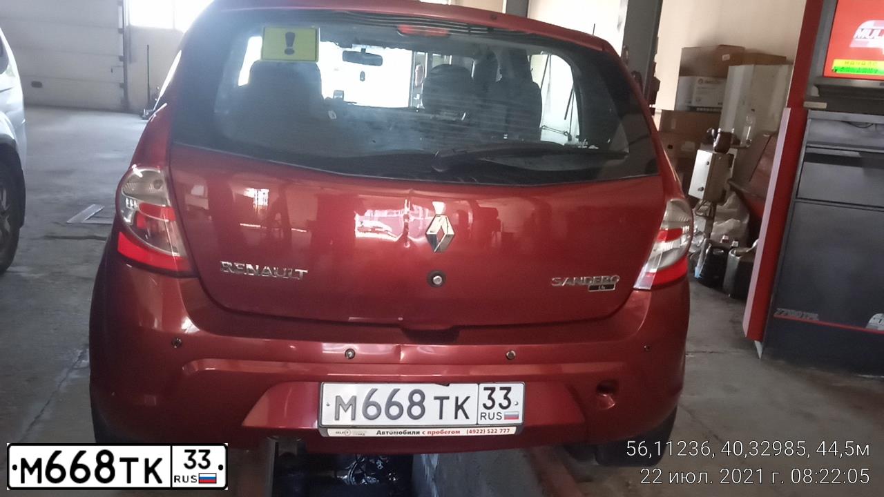 Фото автомобиля RENAULT SANDERO, 2012 — госномер М668ТК33. Цвет: Красный