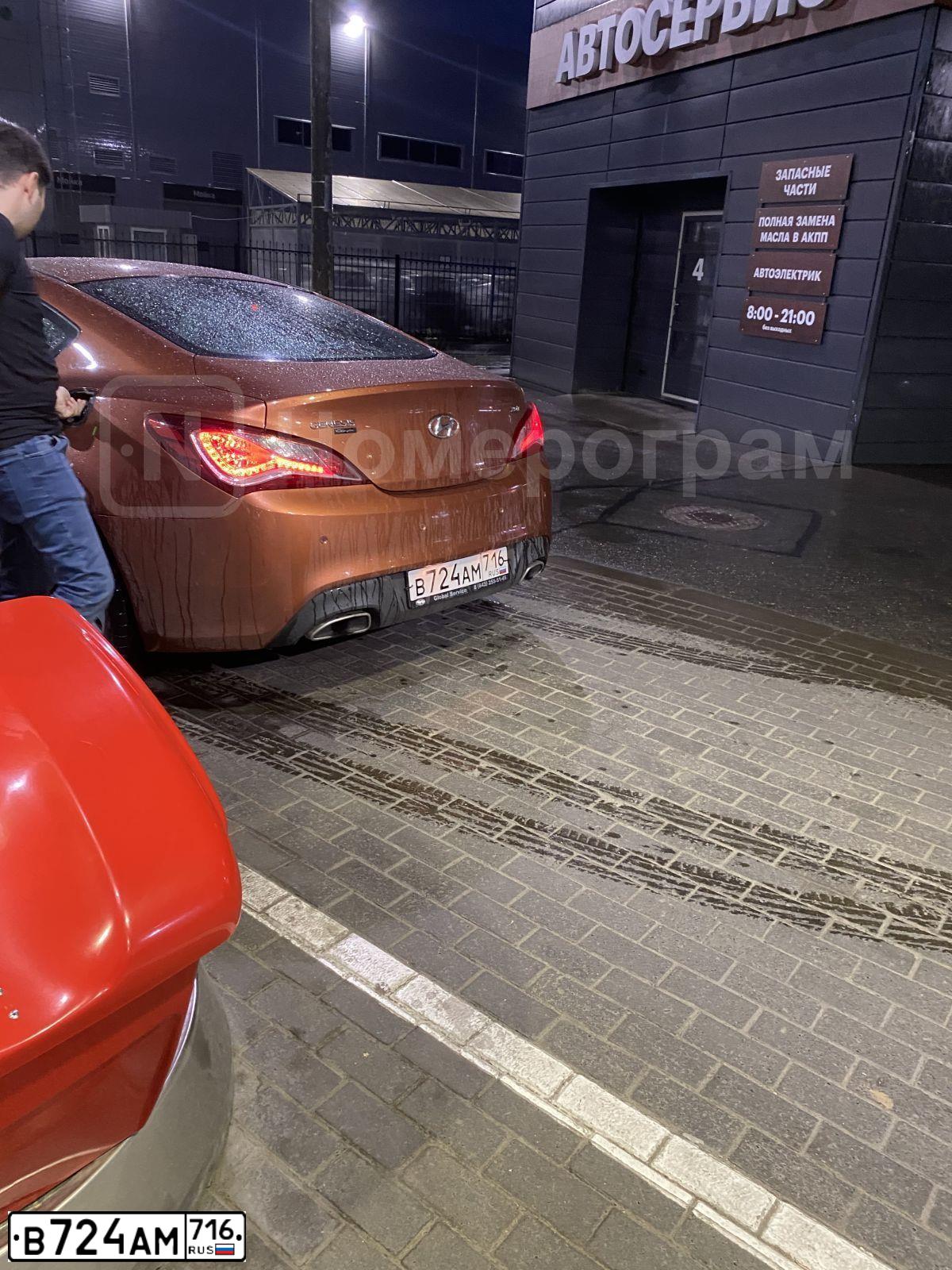 Фото автомобиля HYUNDAI GENESIS, 2012 — госномер В724АМ716. Цвет: Коричневый