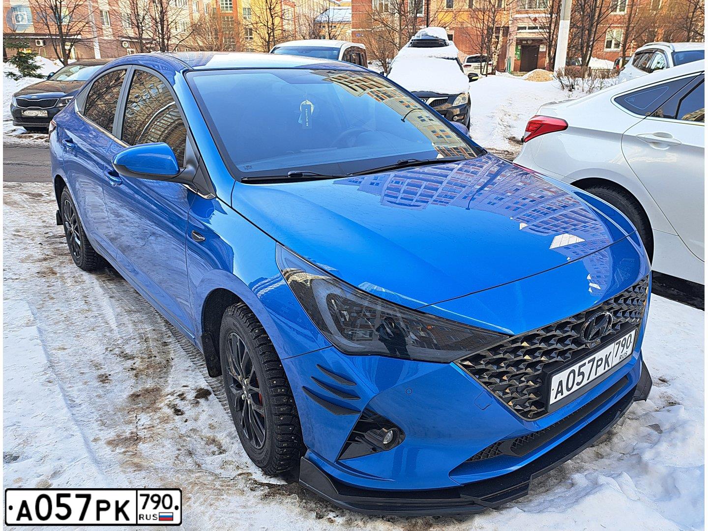 Фото автомобиля HYUNDAI SOLARIS, 2021 — госномер А057РК790. Цвет: синий