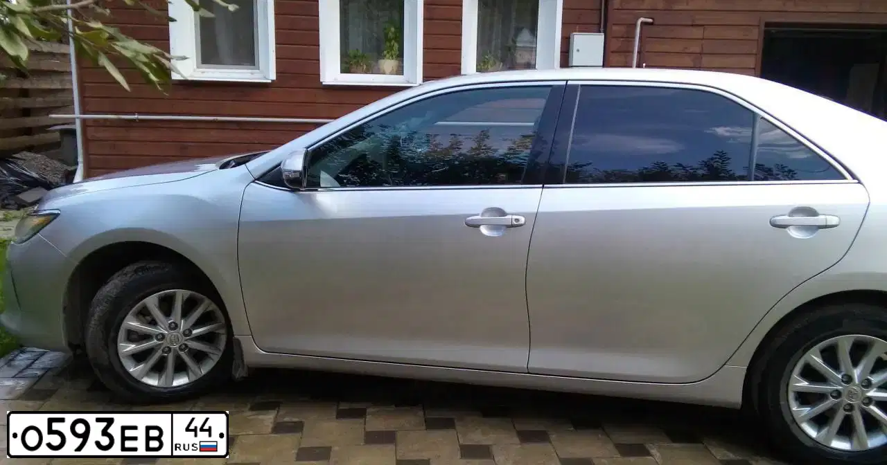 Фото автомобиля TOYOTA CAMRY, 2015 — госномер О593ЕВ44. Цвет: СЕРЕБРИСТЫЙ МЕТАЛЛИК