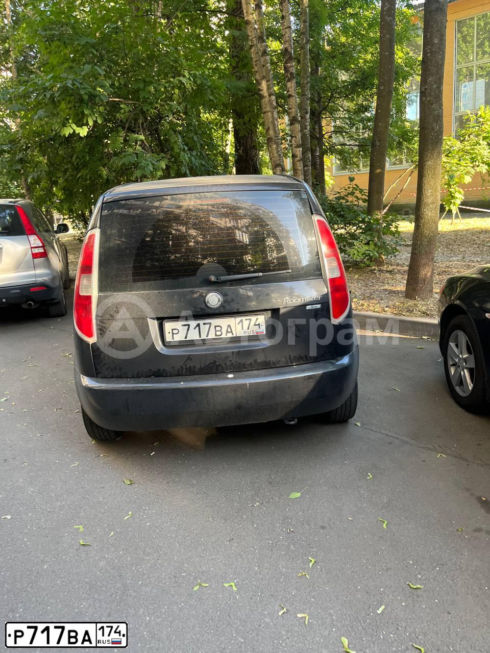 Фото автомобиля SKODA ROOMSTER, 2007 — госномер Р717ВА174. Цвет: ЧЕРНЫЙ