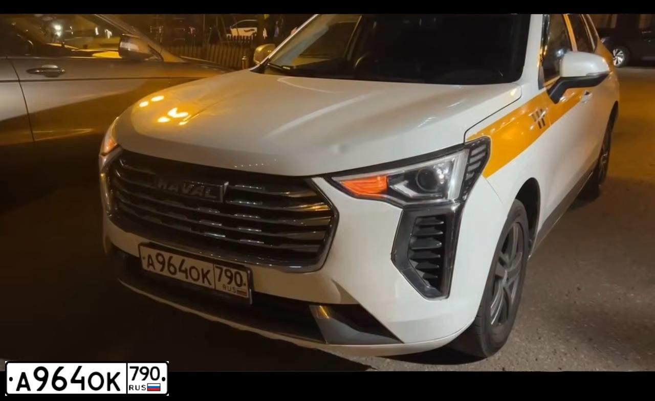 Фото автомобиля HAVAL JOLION, 2023 — госномер А964ОК790. Цвет: БЕЛЫЙ ЖЕЛТЫЙ СЕРЫЙ