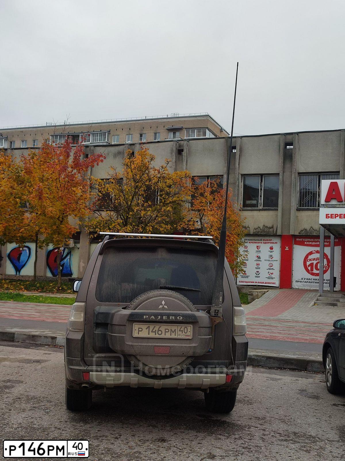 Фото автомобиля MITSUBISHI PAJERO, 2013 — госномер Р146РМ40. Цвет: Коричневый