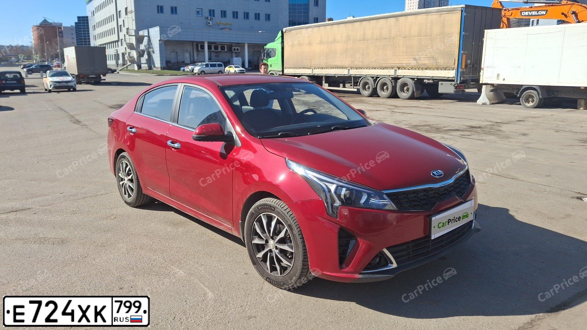 Фото автомобиля KIA RIO, 2020 — госномер Е724ХК799. Цвет: Красный
