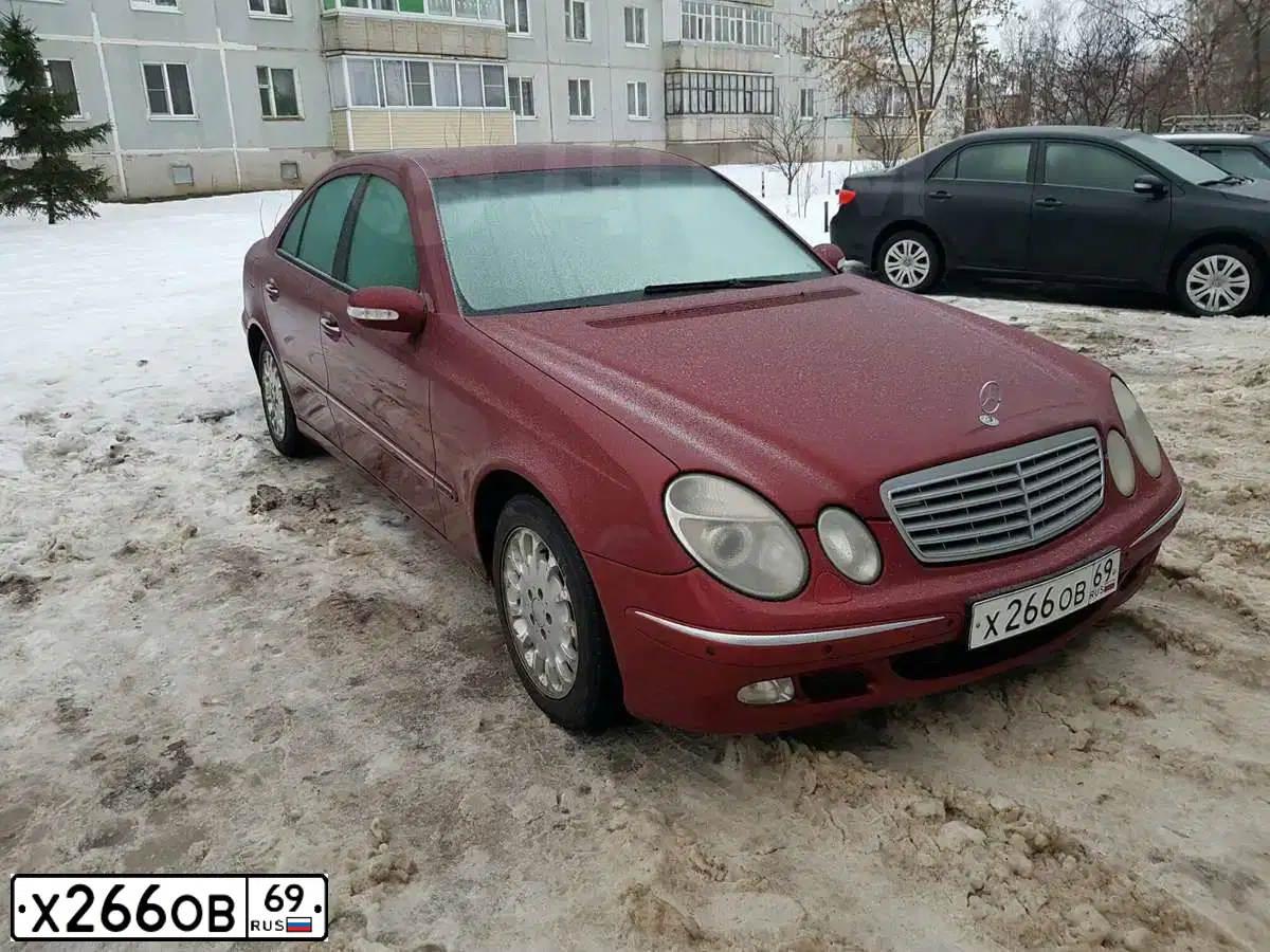 Фото автомобиля MERCEDES E-KLASSE, 2004 — госномер Х266ОВ69. Цвет: БОРДОВЫЙ