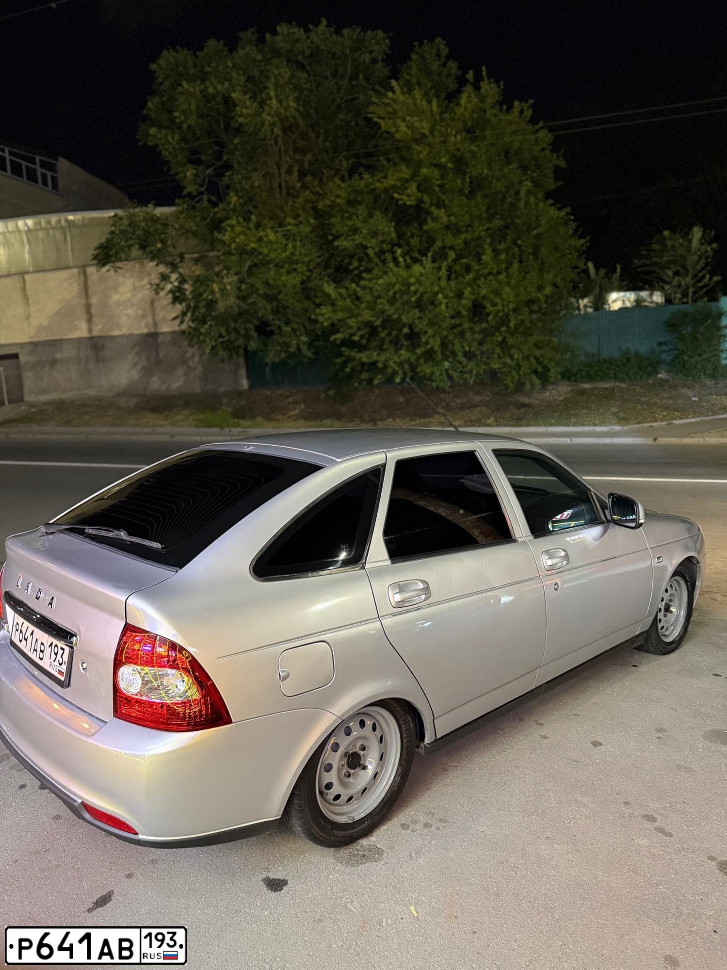 Фото автомобиля LADA 2172 PRIORA, 2010 — госномер Р641АВ193. Цвет: СВЕТЛО-СЕРЕБРИСТЫЙ МЕТАЛЛ