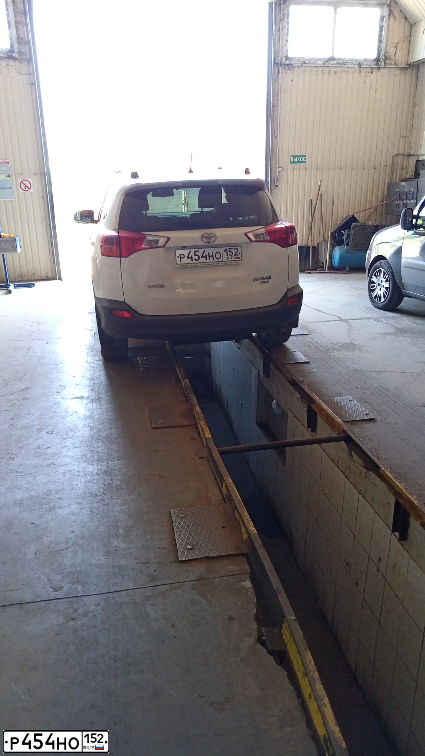 Фото автомобиля TOYOTA RAV4, 2015 — госномер Р454НО152. Цвет: БЕЛЫЙ