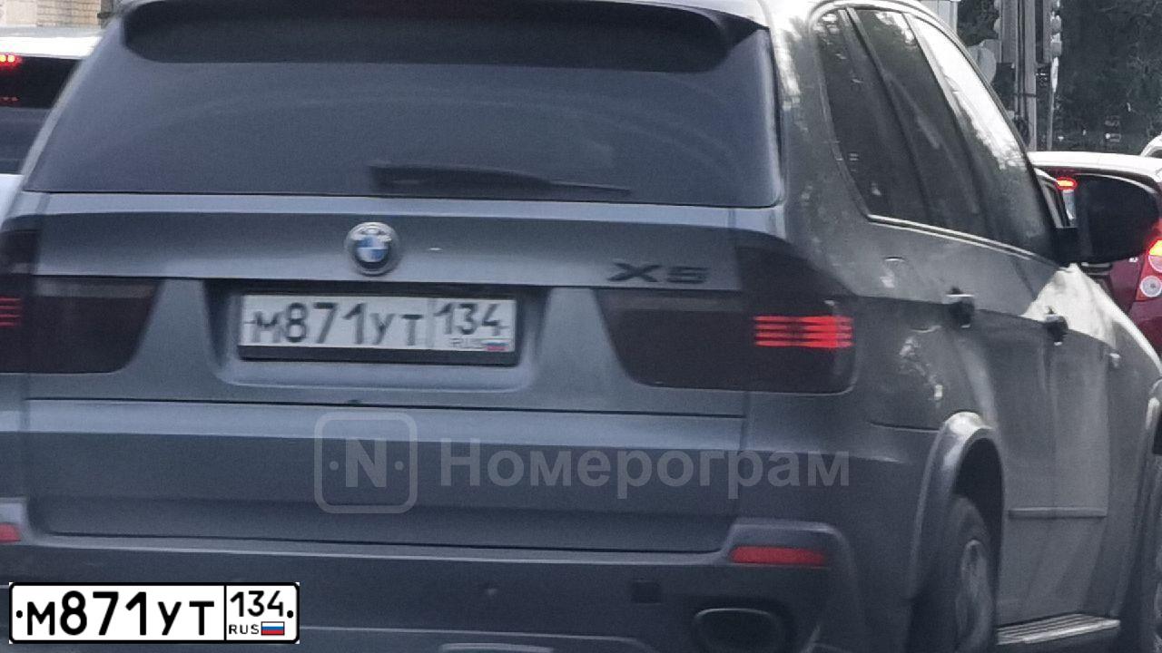 Фото автомобиля BMW X5, 2008 — госномер М871УТ134. Цвет: Серый
