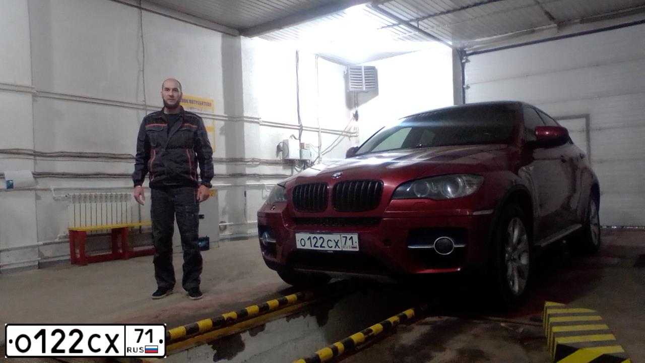Фото автомобиля BMW X6, 2008 — госномер Р100АК124. Цвет: Красный