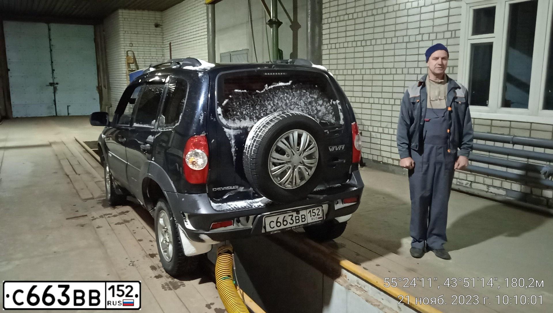 Фото автомобиля CHEVROLET NIVA, 2013 — госномер С663ВВ152. Цвет: Черно-синий металлик