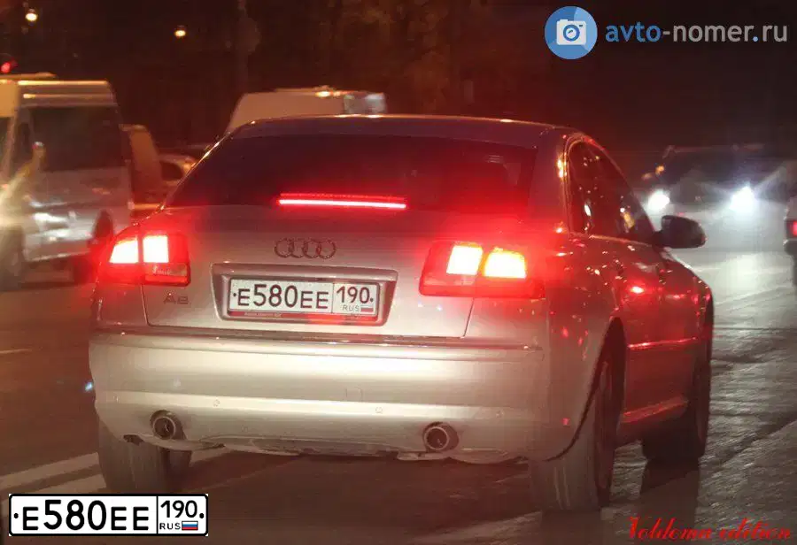 Фото автомобиля VOLVO XC60, 2017 — госномер Е580ЕЕ190. Цвет: СЕРЫЙ