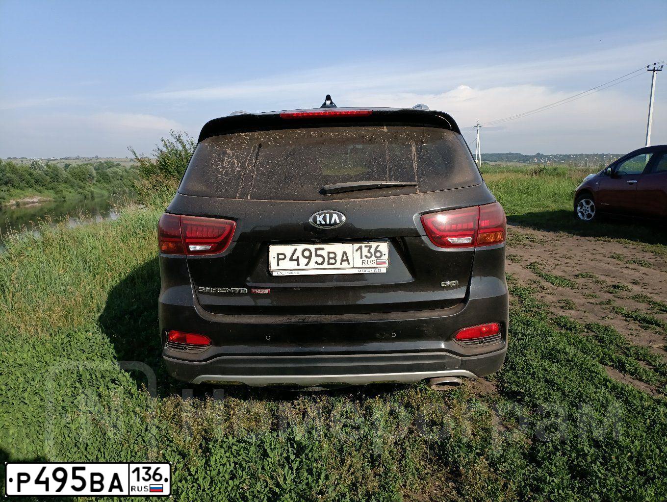 Фото автомобиля KIA SORENTO, 2018 — госномер Р495ВА136. Цвет: ЧЕРНЫЙ