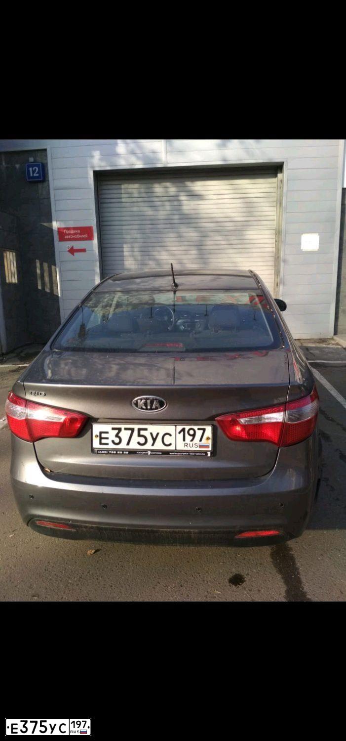 Фото автомобиля KIA RIO, 2012 — госномер Е375УС197. Цвет: СЕРЫЙ