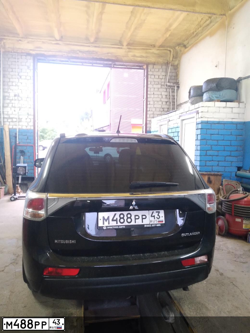 Фото автомобиля MITSUBISHI OUTLANDER, 2013 — госномер В070ТН43. Цвет: ЧЕРНЫЙ