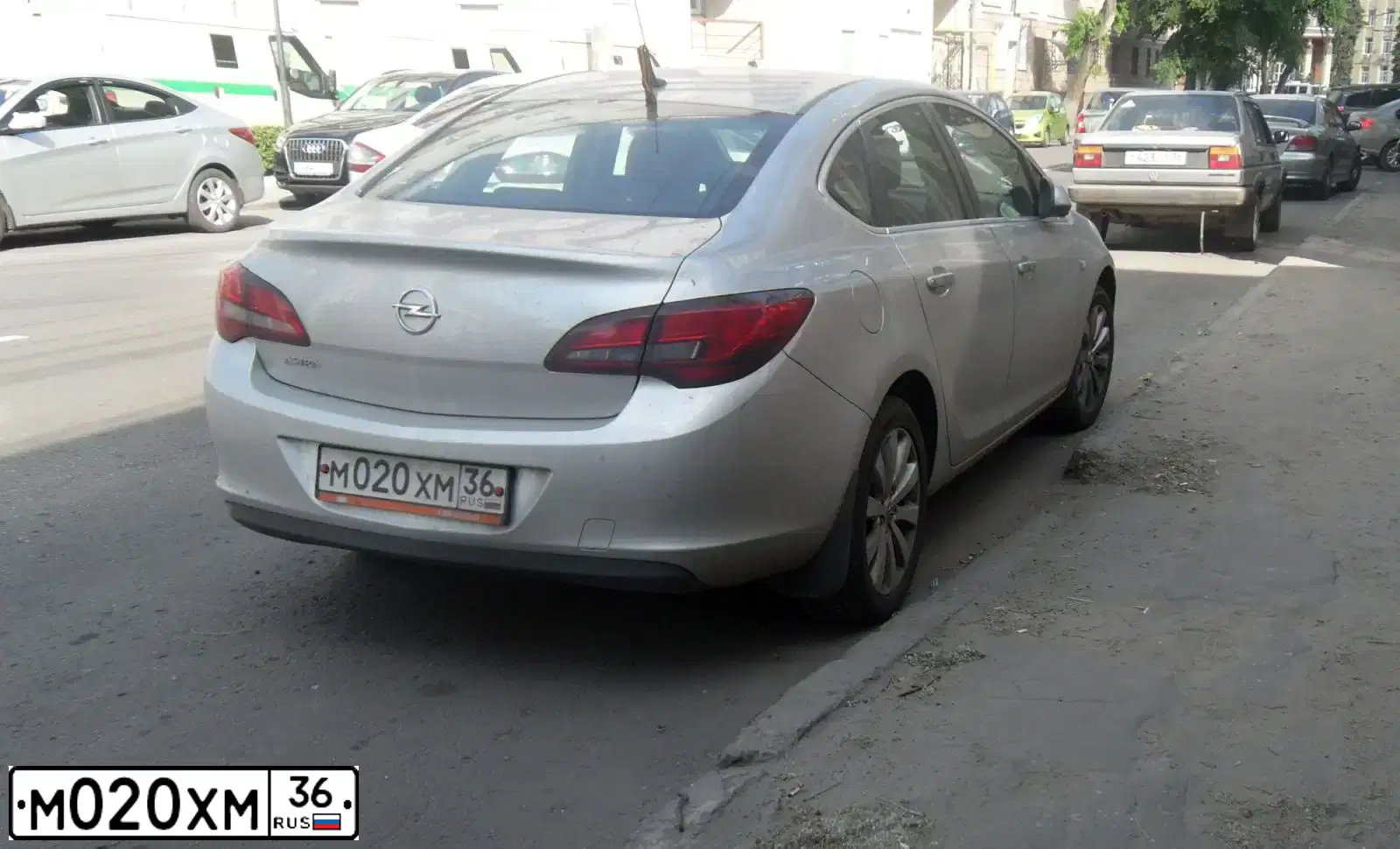 Фото автомобиля OPEL ASTRA, 2013 — госномер М020ХМ36. Цвет: СЕРЕБРИСТЫЙ МЕТАЛЛИК