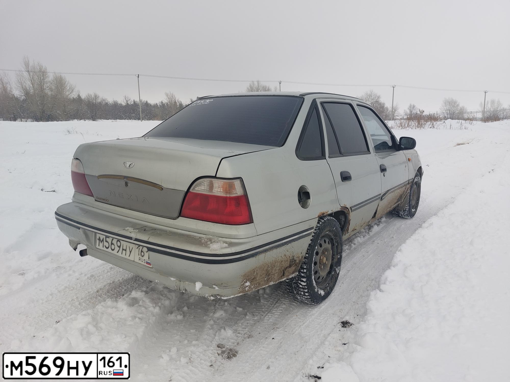 Фото автомобиля DAEWOO NEXIA, 2005 — госномер М569НУ161. Цвет: Серебристый