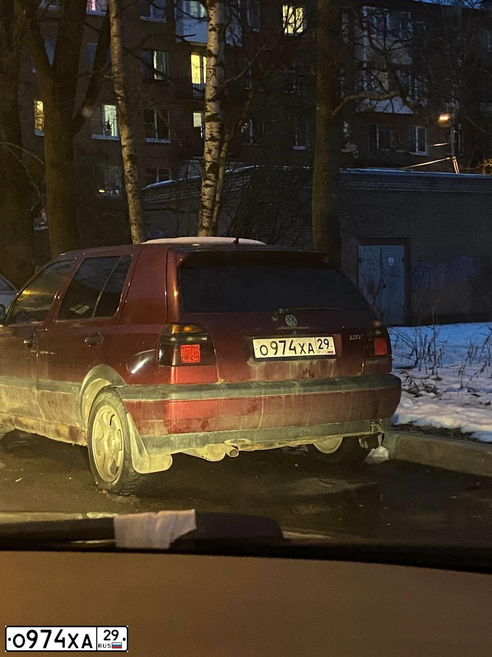 Фото автомобиля VOLKSWAGEN GOLF, 1996 — госномер У034КЕ198. Цвет: Красный