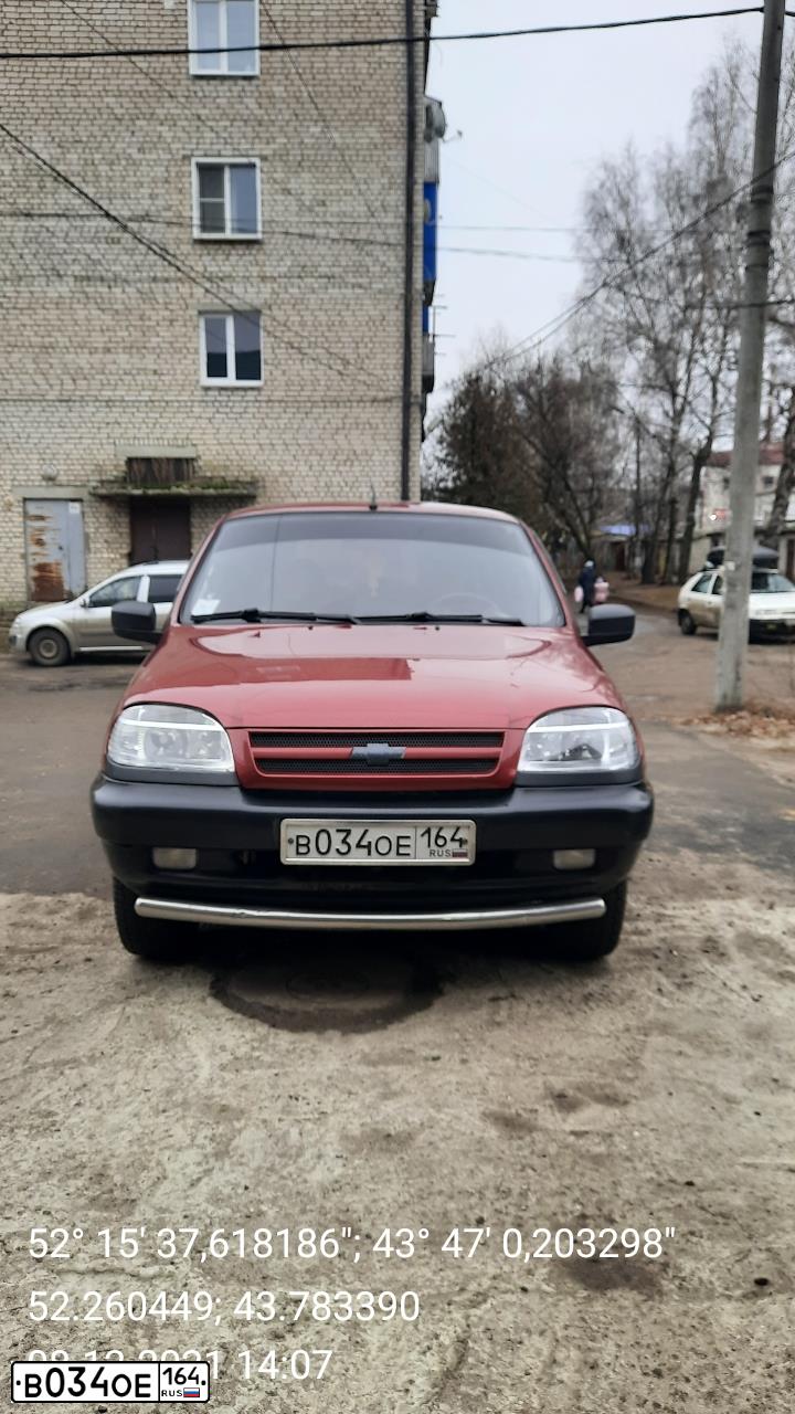Фото автомобиля CHEVROLET NIVA, 2008 — госномер Р900АТ64. Цвет: Ярко-красный металлик