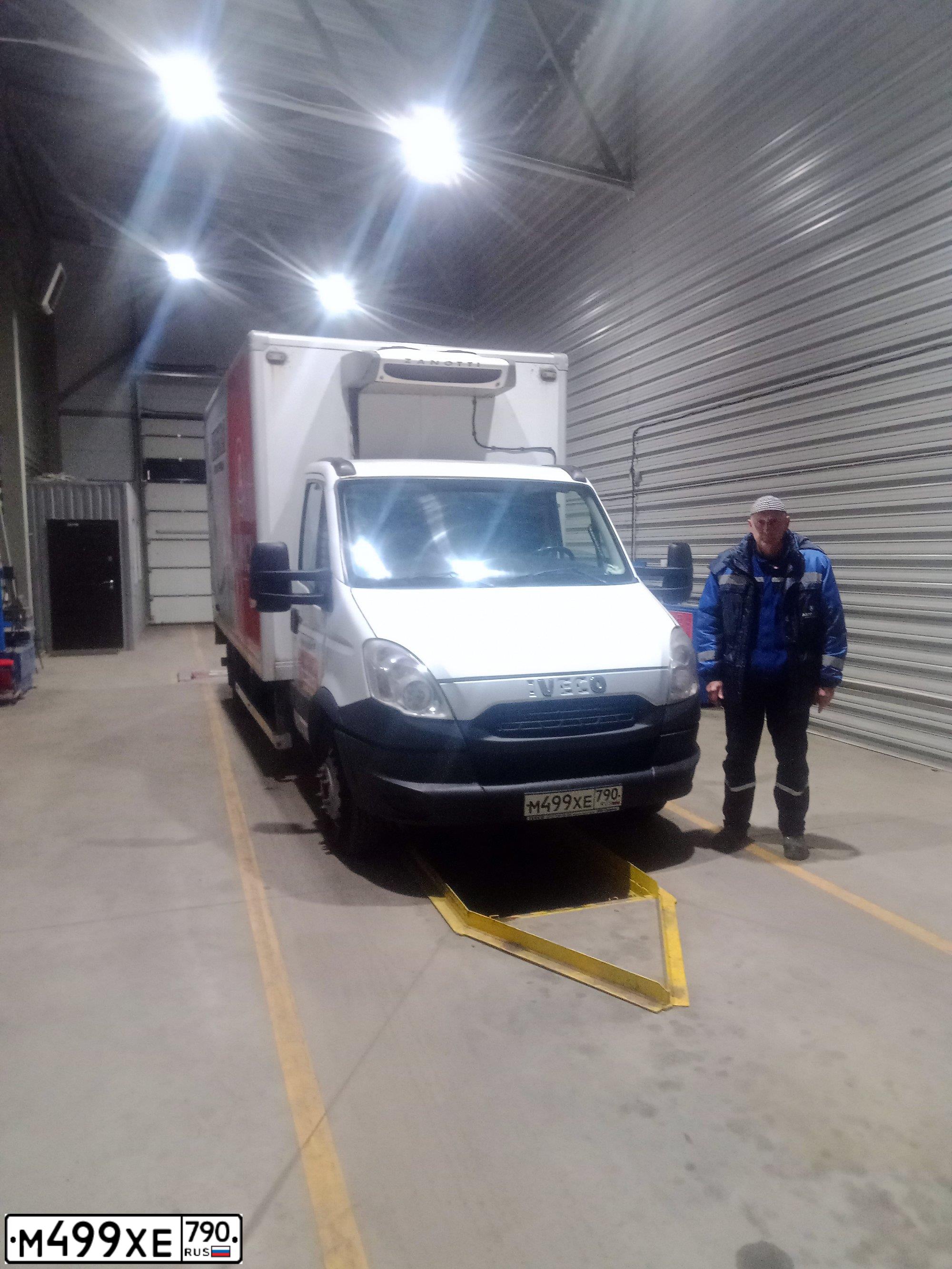 Фото автомобиля IVECO DAILY АФ-474250 70C15 4X2, 2014 — госномер М499ХЕ790. Цвет: Белый