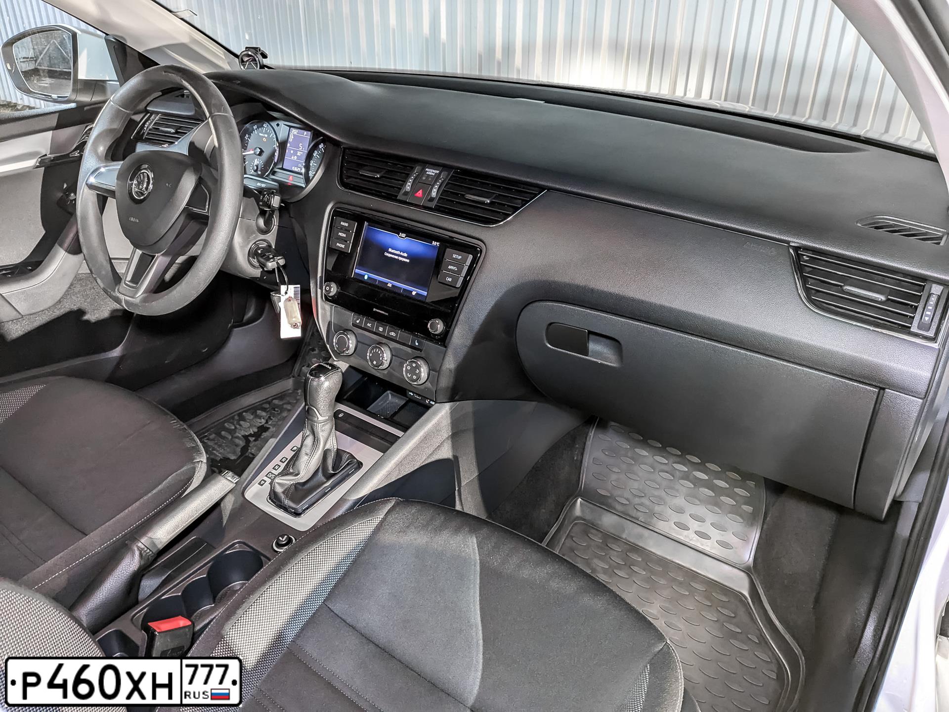 Фото автомобиля SKODA OCTAVIA, 2017 — госномер Т788СК136. Цвет: БЕЛЫЙ