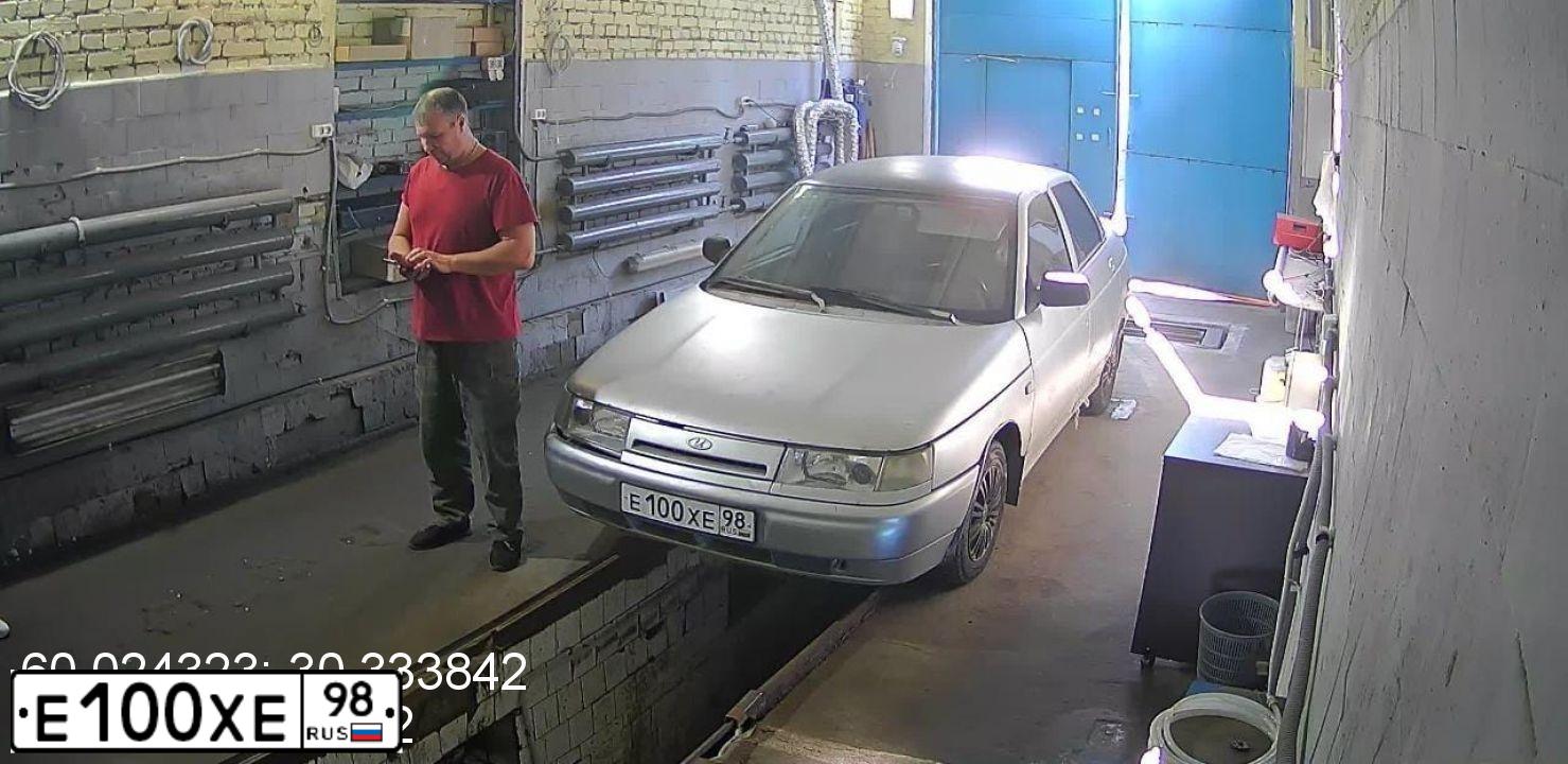 Фото автомобиля VOLKSWAGEN POLO, 1982 — госномер Е100ХЕ98. Цвет: Серебристый
