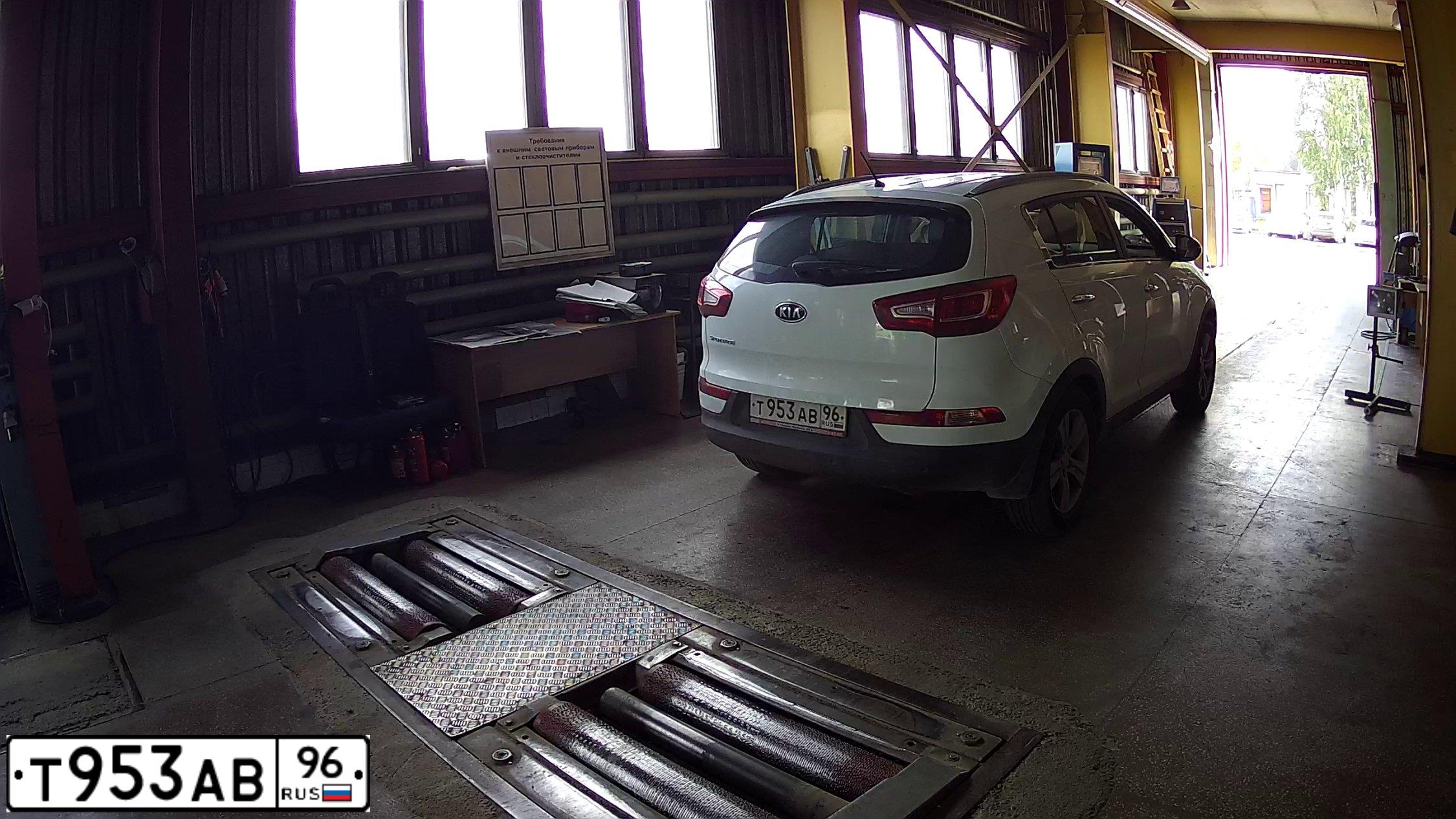 Фото автомобиля KIA SPORTAGE, 2011 — госномер Т953АВ96. Цвет: БЕЛЫЙ