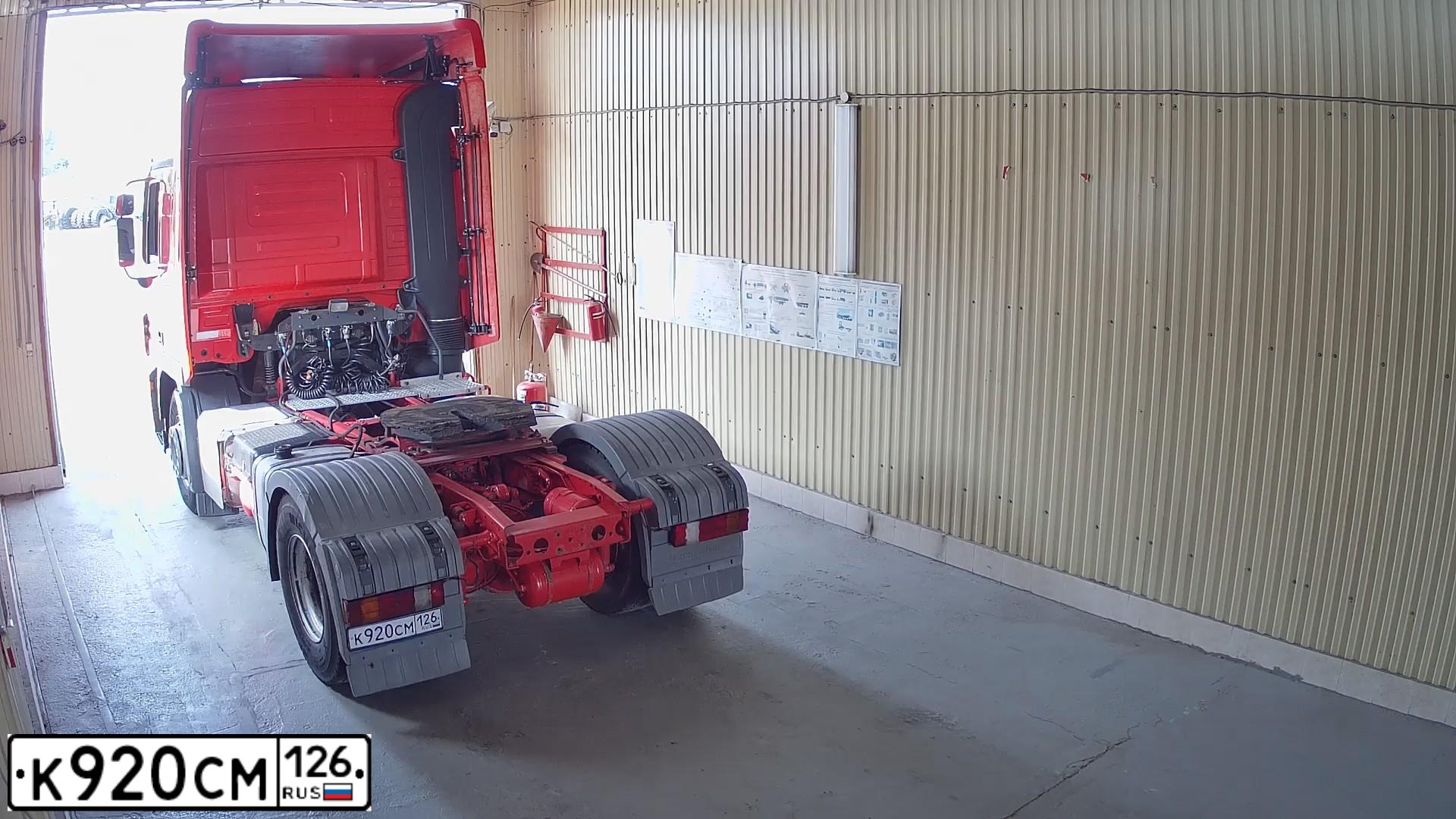 Фото автомобиля MERCEDES ACTROS, 2008 — госномер Н671ОК126. Цвет: Красный