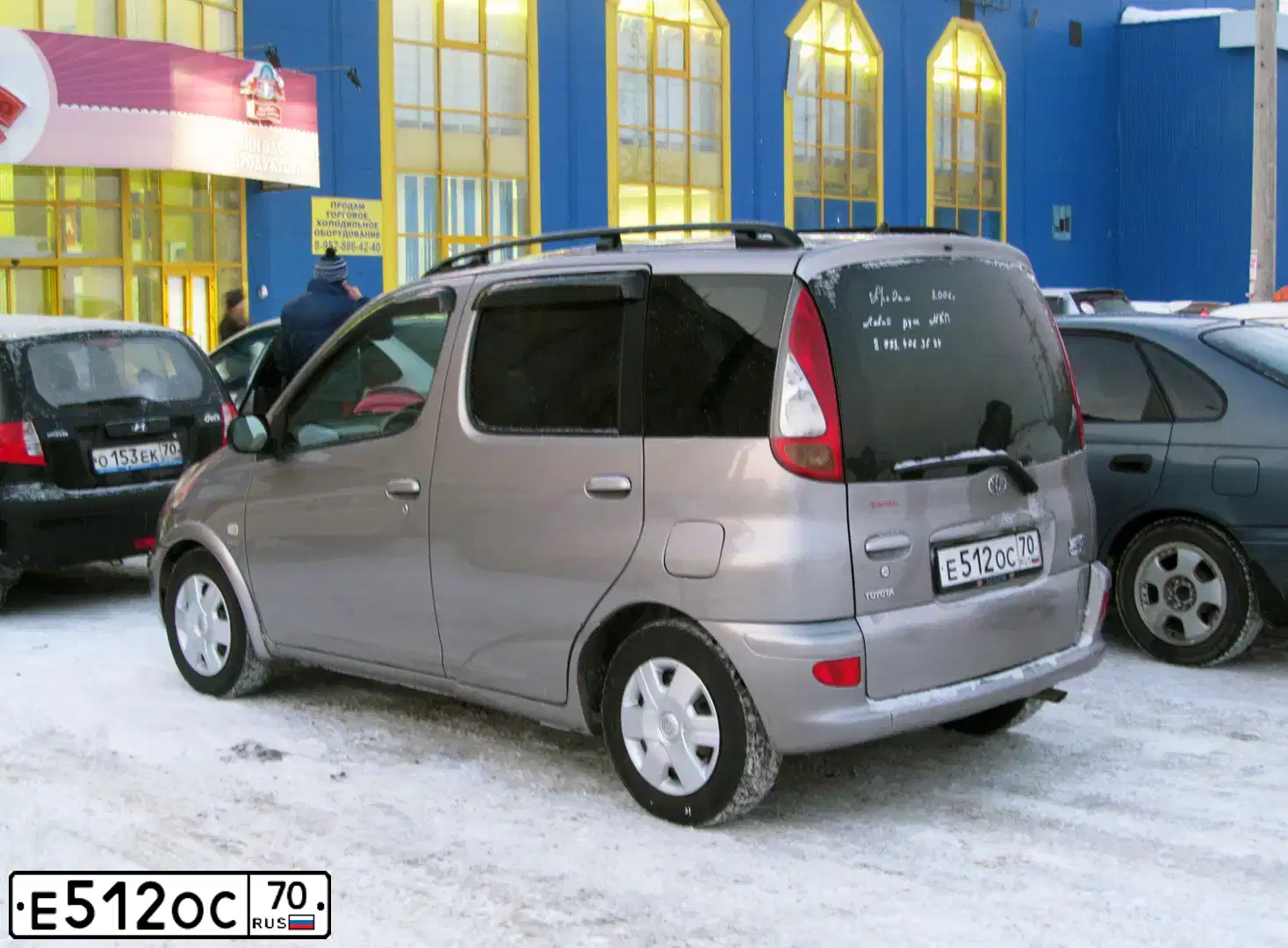 Фото автомобиля TOYOTA YARIS, 2006 — госномер Е512ОС70. Цвет: СЕРЫЙ