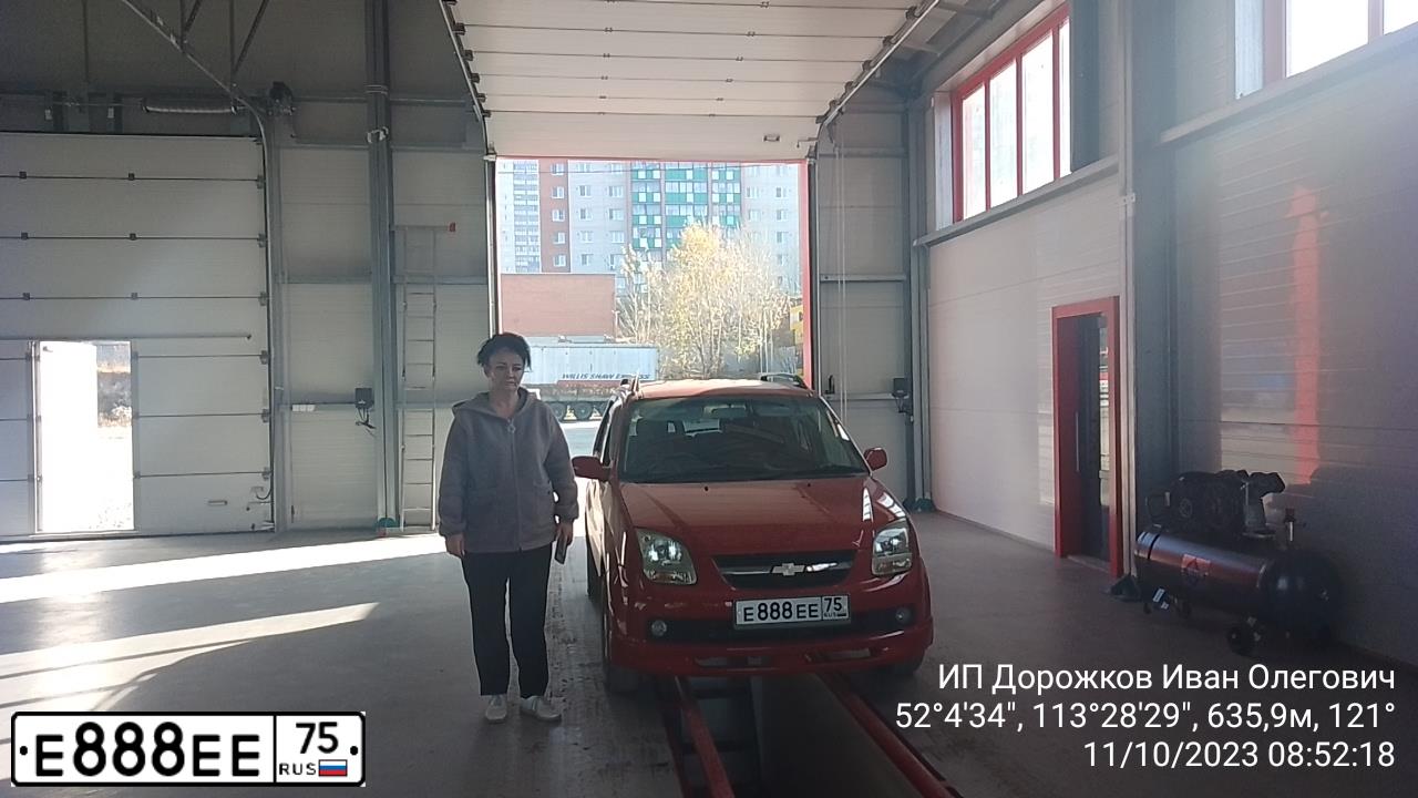 Фото автомобиля TOYOTA LANDCRUISER, 2005 — госномер Е888ЕЕ75. Цвет: СЕРЫЙ