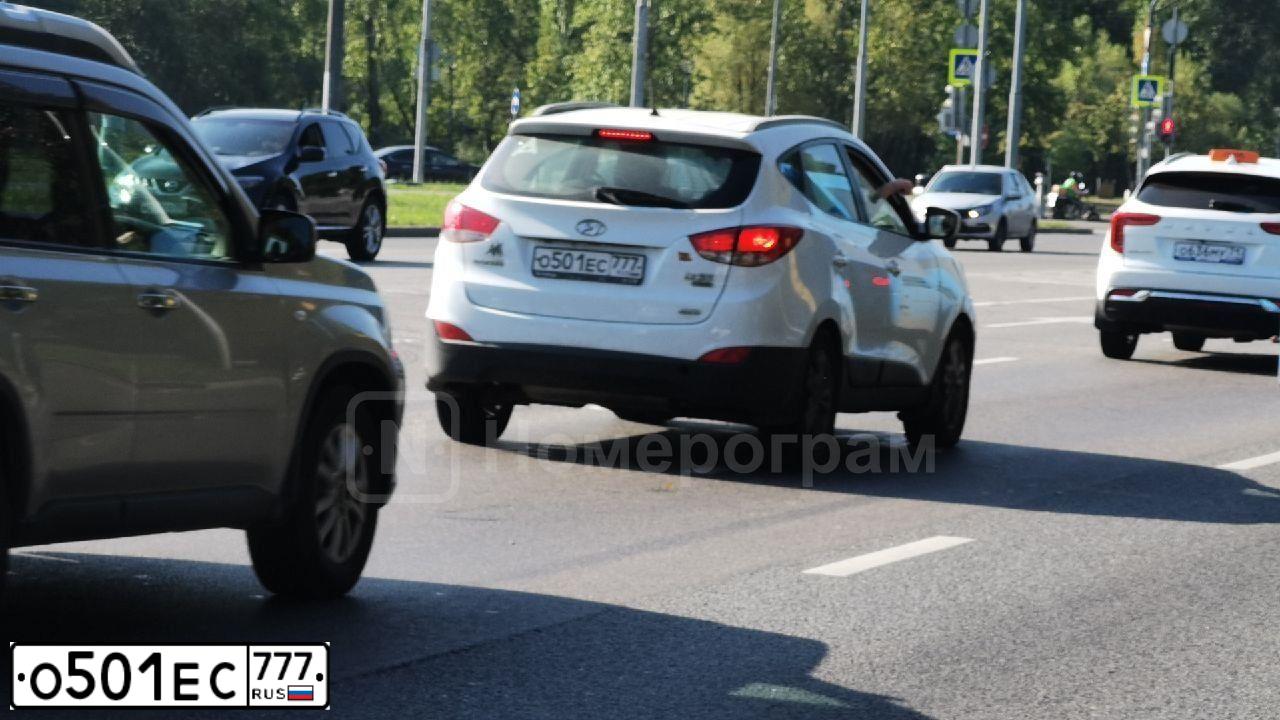 Фото автомобиля HYUNDAI IX35, 2010 — госномер О501ЕС777. Цвет: БЕЛЫЙ