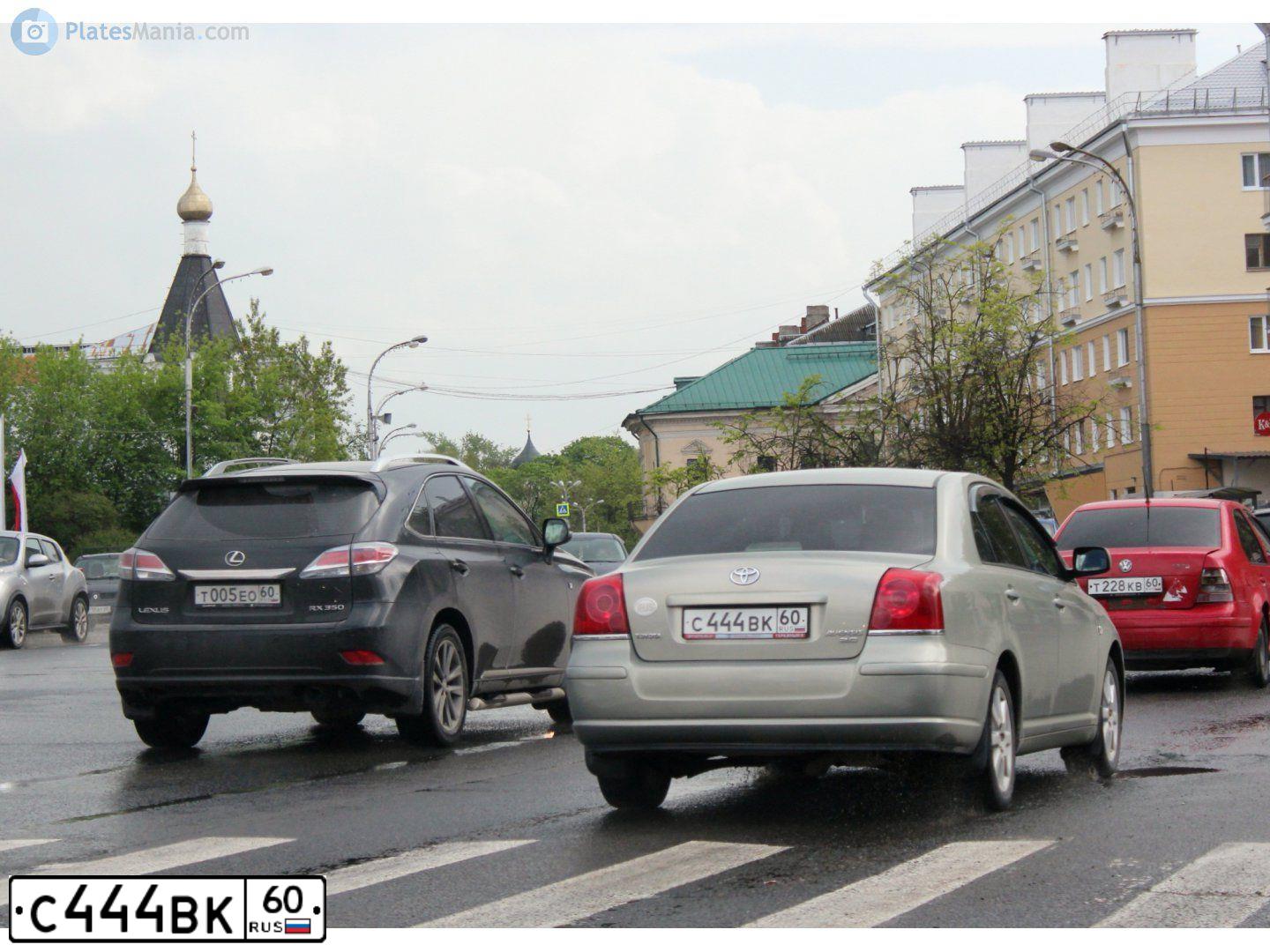 Фото автомобиля TOYOTA AVENSIS, 2004 — госномер С444ВК60. Цвет: СВЕТЛО-ОЛИВКОВЫЙ