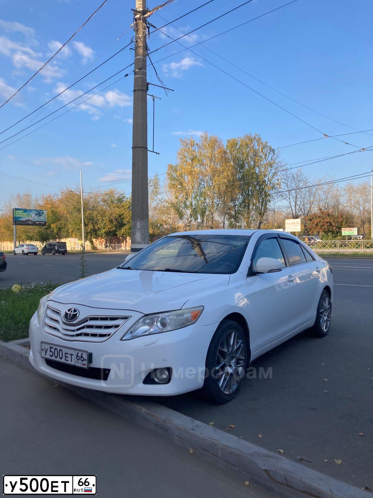 Фото автомобиля TOYOTA CAMRY, 2011 — госномер У500ЕТ66. Цвет: Белый