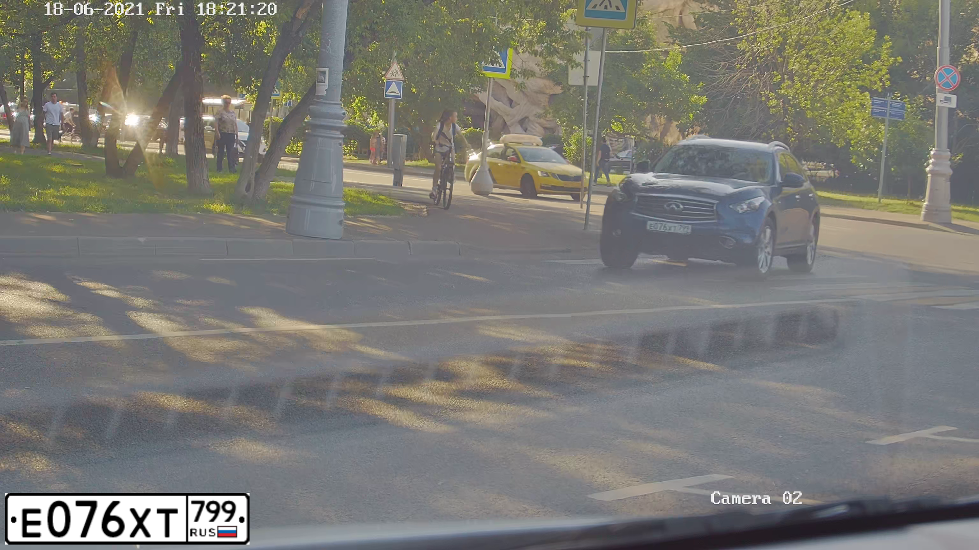 Фото автомобиля INFINITI QX70 /FX/, 2014 — госномер Е076ХТ799. Цвет: синий