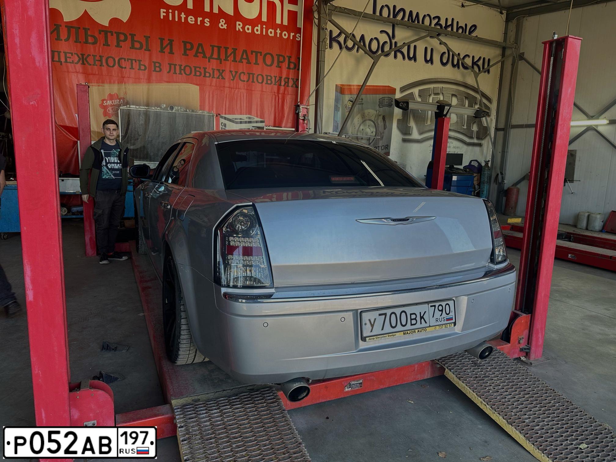 Фото автомобиля CHRYSLER 300 C, 2005 — госномер Т321ВХ154. Цвет: Серебристый