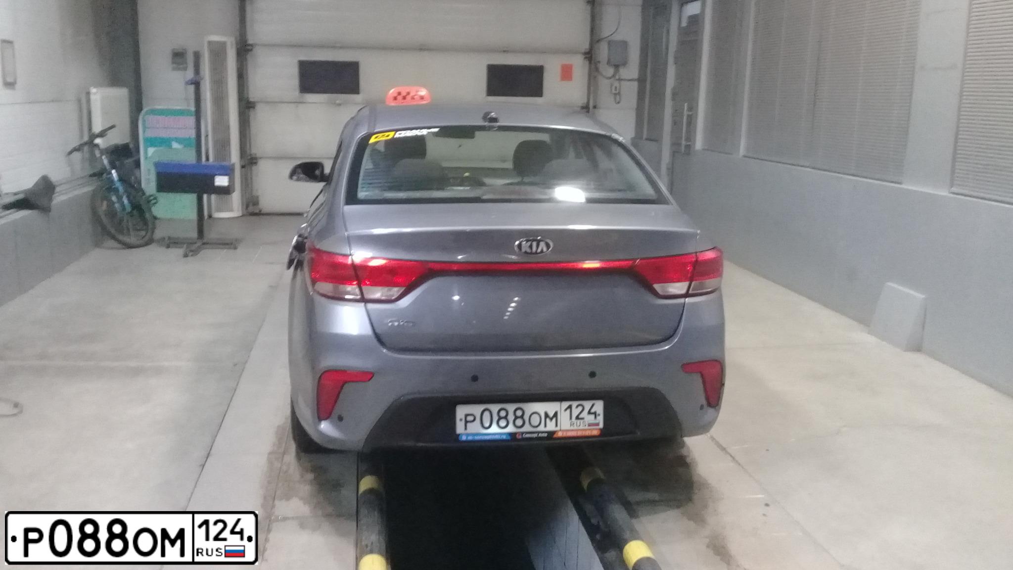 Фото автомобиля KIA RIO, 2019 — госномер Р088ОМ124. Цвет: Серый