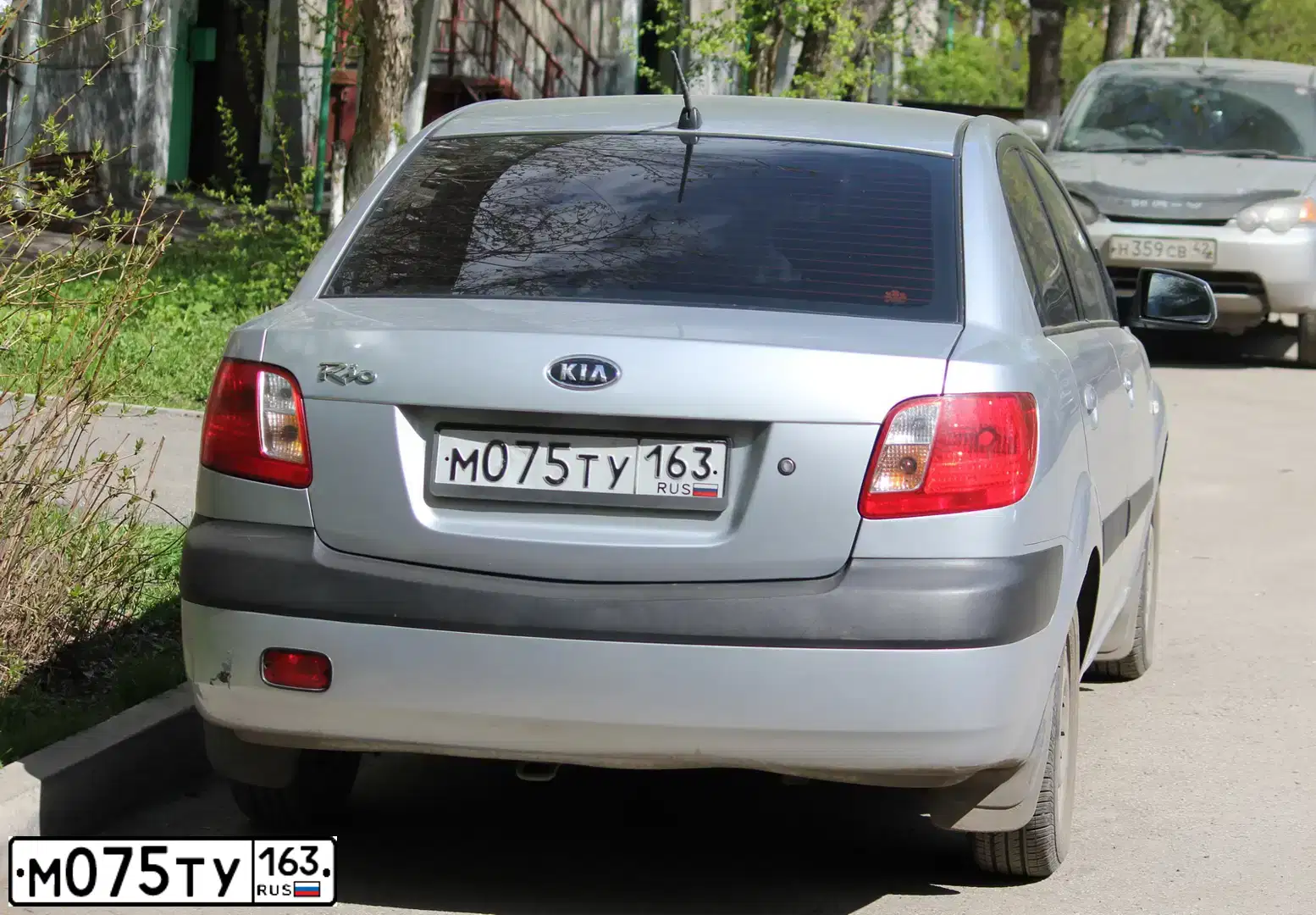 Фото автомобиля KIA RIO, 2005 — госномер М075ТУ163. Цвет: Серебристый