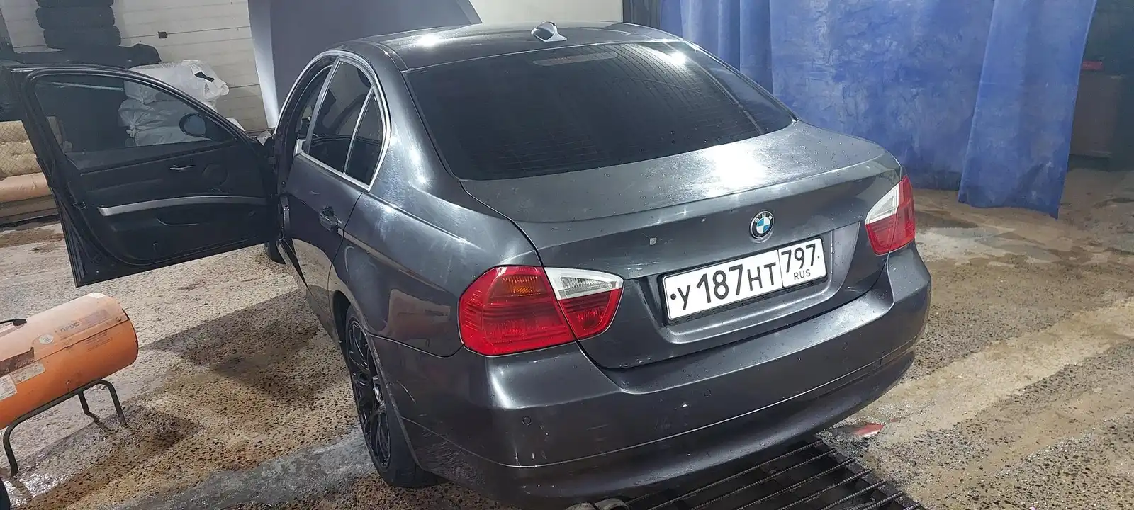 Фото автомобиля BMW SERIE 3, 2005 — госномер А881КН977. Цвет: ТЕМНО-СЕРЫЙ