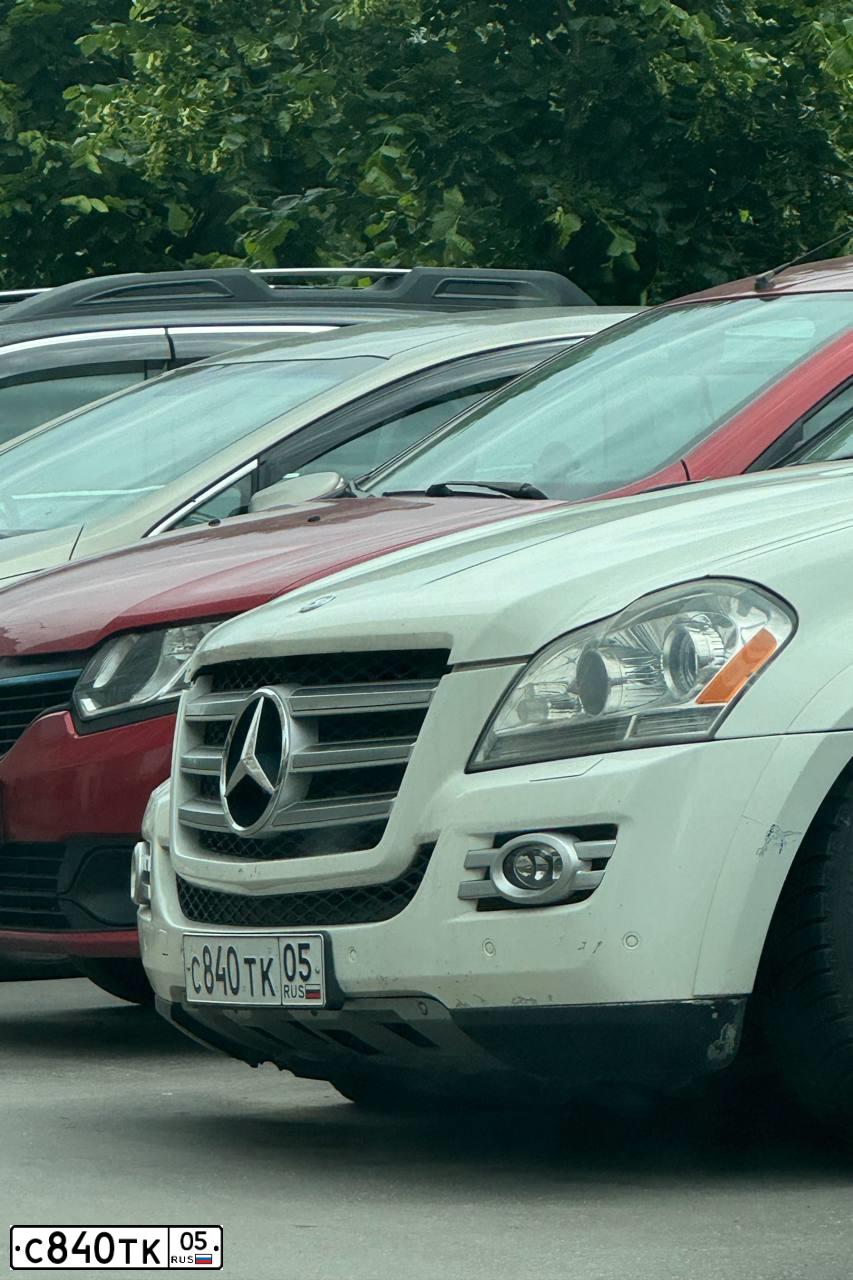 Фото автомобиля MERCEDES M-KLASSE, 2007 — госномер О002ОО26. Цвет: Белый