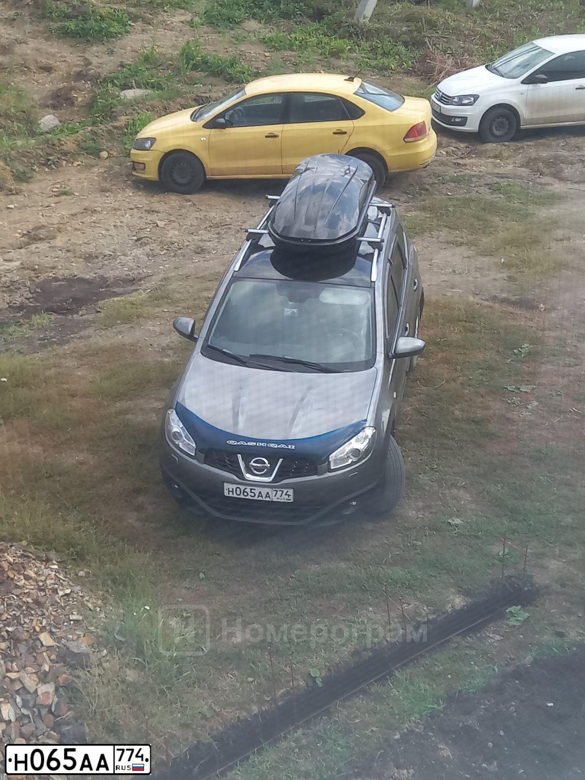 Фото автомобиля NISSAN QASHQAI, 2012 — госномер Н065АА774. Цвет: СЕРЫЙ