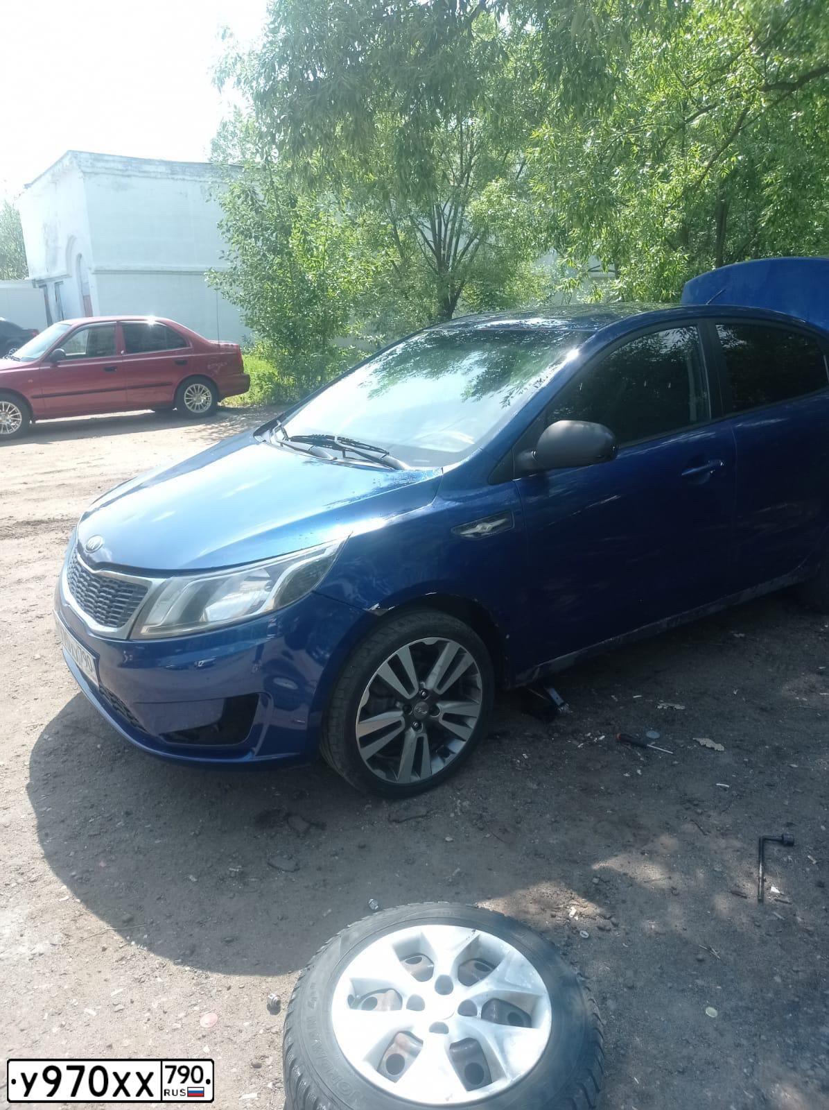 Фото автомобиля KIA RIO, 2013 — госномер Е002НС15. Цвет: синий