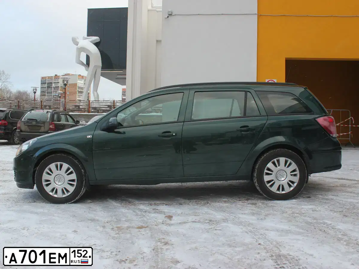 Фото автомобиля SSANGYONG KYRON, 2008 — госномер М780НА31. Цвет: ЧЕРНЫЙ