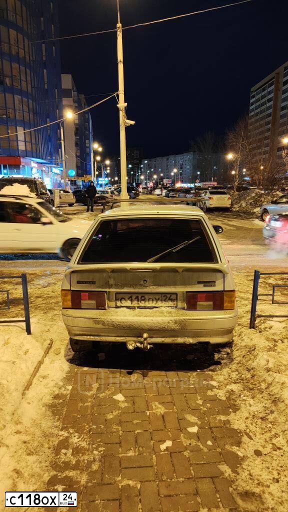 Фото автомобиля VAZ 2114 SAMARA, 2004 — госномер С118ОХ24. Цвет: Светло-Серебристый металлик