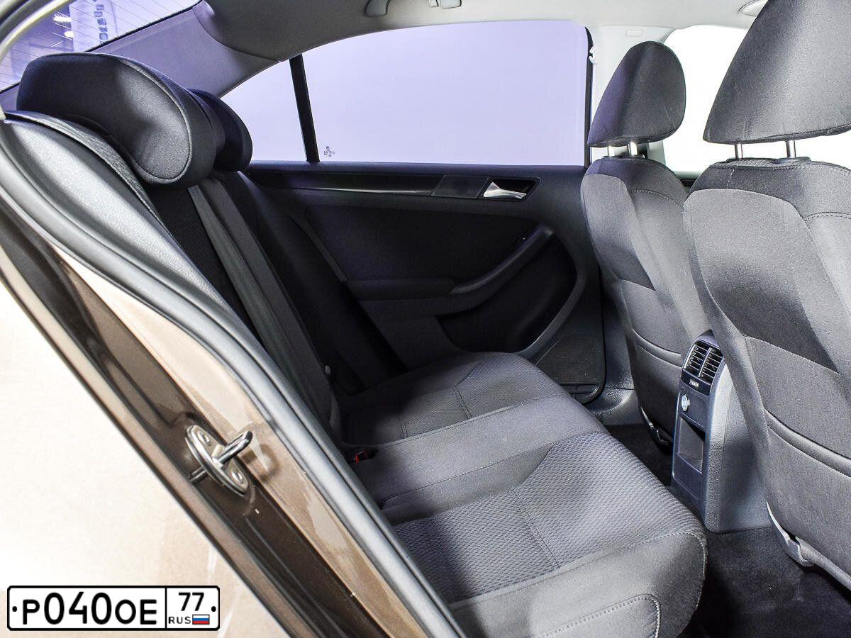 Фото автомобиля VOLKSWAGEN JETTA, 2011 — госномер Т400ТР746. Цвет: Коричневый